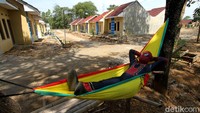 Pekerja tampak berisitirahat sejenak di sela-sela proses pembangunan rumah bersubsidi di daerah Tanjung, Sukoharjo, Jawa Tengah.