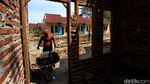 Aksi Spiderman Bangun Rumah Bersubsidi di Sukoharjo
