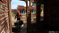 Seorang petugas mengenakan kostum superhero Spiderman saat sedang membangun rumah bersubsidi di daerah Tanjung, Sukoharjo, Jawa Tengah, Rabu (5/8).