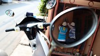 Petugas PLN Unit Induk Distribusi Jakarta UP3 Bulungan sedang melakukan penambahan daya di kWh Meter rumah pelanggan di kawasan Cipete, Kebayoran Baru, Jakarta, Kamis (6/8/2020). Istimewa/Dok. PLN.