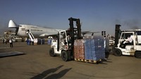 Sejumlah alat medis turut dikirimkan ke Iran ke Lebanon sebagai upaya bantuan kemanusiaan untuk negara tersebut pascaledakan dahsyat mengguncang Beirut. AP Photo/Vahid Salemi.