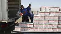 Satu per satu alat medis dikeluarkan dari dalam truk oleh para petugas untuk dikirimkan ke Lebanon dengan menggunakan pesawat dari Bandara Mehrabad di Teheran, Iran, Rabu (5/8/2020) waktu setempat. AP Photo/Vahid Salemi.