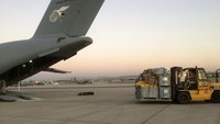 Bantuan kemanusiaan tersebut dikirimkan Turki menggunakan pesawat dari bandara militer yang berada di dekat Ankara, Turki, pada Rabu (5/8/2020) waktu setempat. Defense Ministry via AP, Pool.