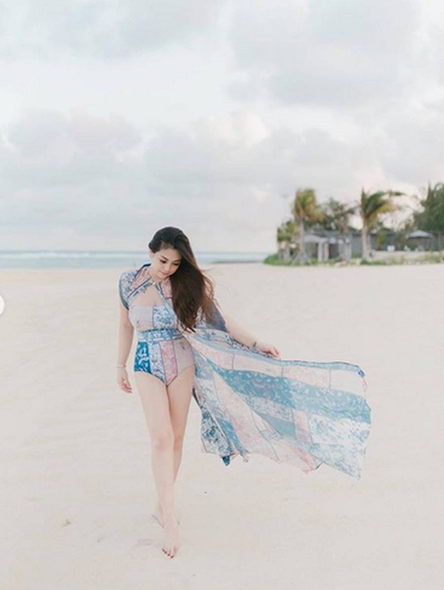 Pose Pakai Swimsuit, Celine Evangelista Bikin Iri - Foto 4