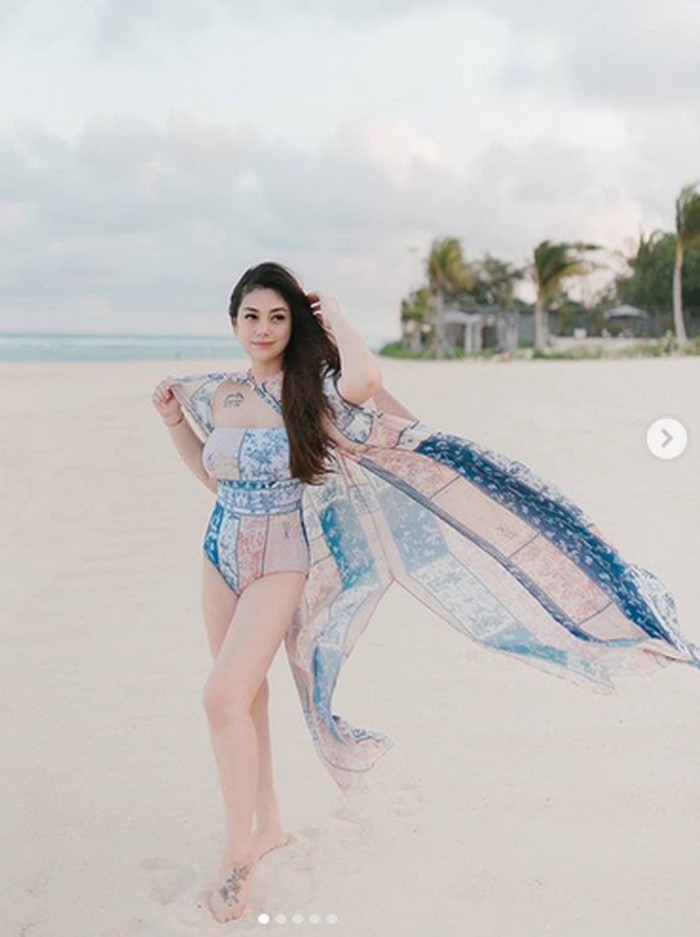 Pose Pakai Swimsuit, Celine Evangelista Bikin Iri - Foto 5
