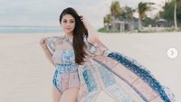 Meski berpose mengenakan produk endorsement, tapi Celive Evangelista tetap terlihat memesona. Foto: Instagram Celine Evangelista