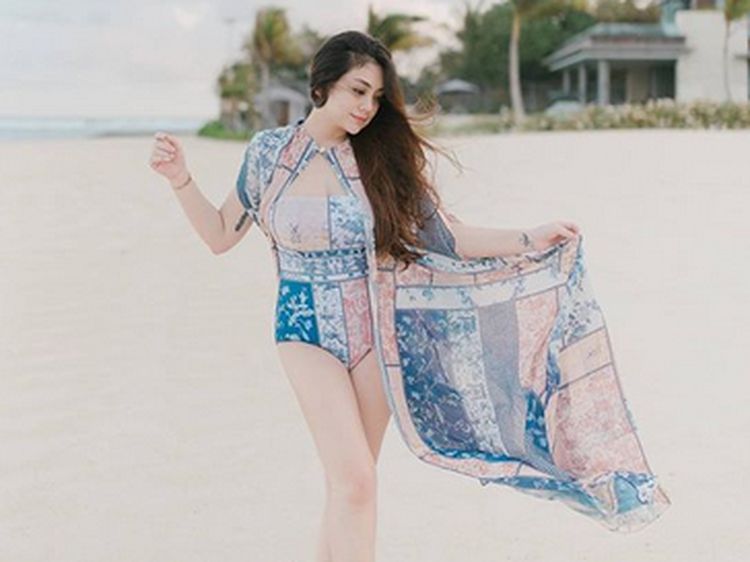 Pose Pakai Swimsuit, Celine Evangelista Bikin Iri