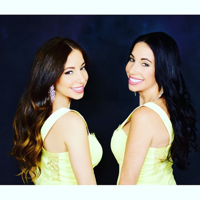 Banyak wanita yang punya wajah serupa dengan ibunya. Tapi saking miripnya Cher Hubsher dan ibunya, Dawn, mereka bahkan kadang sulit dibedakan oleh suami mereka sendiri. Foto: Instagram Cher Hubsher/ Dawn Hubsher