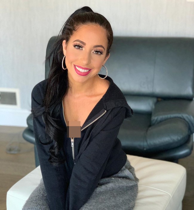 Cher pun berharap ia bisa menua seperti ibunya di masa depan. Punya ibu awet muda ternyata juga menguntungkan baginya. Setiap pria yang aku kencani selalu berkata, Aku tahu kamu akan terlihat seperti itu dalam 30 tahun dan mereka senang tahu aku tidak akan berubah terlalu banyak, ungkap penulis buku A Bond That Lasts Forever. Foto: Instagram Cher Hubsher/ Dawn Hubsher