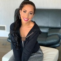 Cher pun berharap ia bisa menua seperti ibunya di masa depan. Punya ibu awet muda ternyata juga menguntungkan baginya. Setiap pria yang aku kencani selalu berkata, Aku tahu kamu akan terlihat seperti itu dalam 30 tahun dan mereka senang tahu aku tidak akan berubah terlalu banyak, ungkap penulis buku A Bond That Lasts Forever. Foto: Instagram Cher Hubsher/ Dawn Hubsher