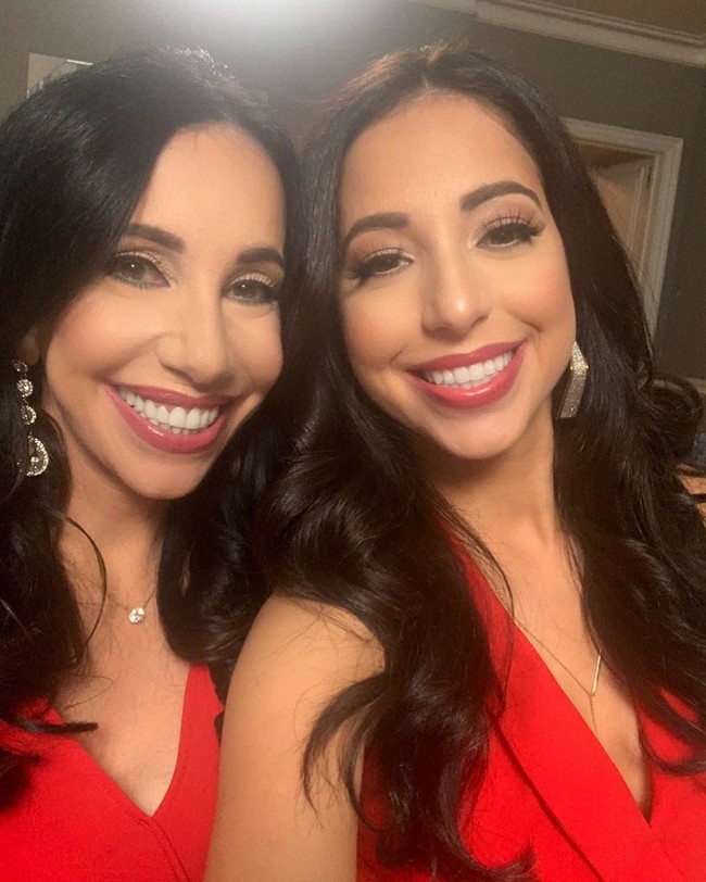 Satu kali, aku dan ibuku pakai baju dengan warna yang sama. Karena kami sama-sama berambut panjang hitam, kami terlihat sama dari belakang. Suamiku mendatangi ibuku dan menepuk bokongnya dan berpikir dia adalah aku, kata Cher. Foto: Instagram Cher Hubsher/ Dawn Hubsher