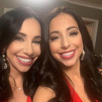 Satu kali, aku dan ibuku pakai baju dengan warna yang sama. Karena kami sama-sama berambut panjang hitam, kami terlihat sama dari belakang. Suamiku mendatangi ibuku dan menepuk bokongnya dan berpikir dia adalah aku, kata Cher. Foto: Instagram Cher Hubsher/ Dawn Hubsher