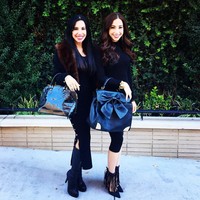 Cher dan Dawn terpaut usia 30 tahun. Karena itu, banyak orang memuji penampilan Cher yang paling tidak membuatnya terlihat seperti kakak Dawn. Tak heran jika banyak orang bahkan keluarga sendiri yang terkecoh ketika tidak melihat secara teliti.Foto: Instagram Cher Hubsher/ Dawn Hubsher