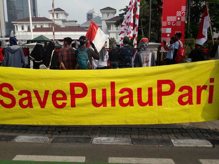 Demo warga Pulau Pari di depan Balai Kota DKI Jakarta