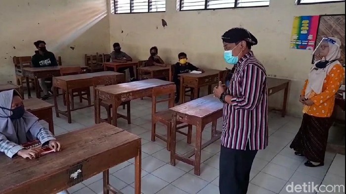 Dinkes Brebes cek protokol kesehatan di sekolah sembunyi SMPN2 Jatibarang