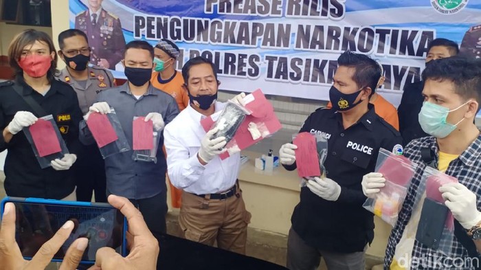 Dua pria Tasikmalaya nekat jadi pengedar sabu karena kehilangan pekerjaan