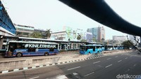 PT Transjakarta menambah armada sebanyak 155 mengantisipasi lonjakan pelanggan saat diberlakukan kebijakan ganjil genap di sejumlah ruas jalan utama Jakarta.