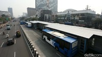 Kepala Divisi Sekretaris Korporasi dan Humas PT Transjakarta, Nadia Diposanjoyo mengatakan 155 armada ini akan mempercepat pengosongan halte-halte pada jam penerapan ganjil genap. Yakni pada pukul 06.00 sampai 10.00 dan 16.00 sampai 21.00 WIB.