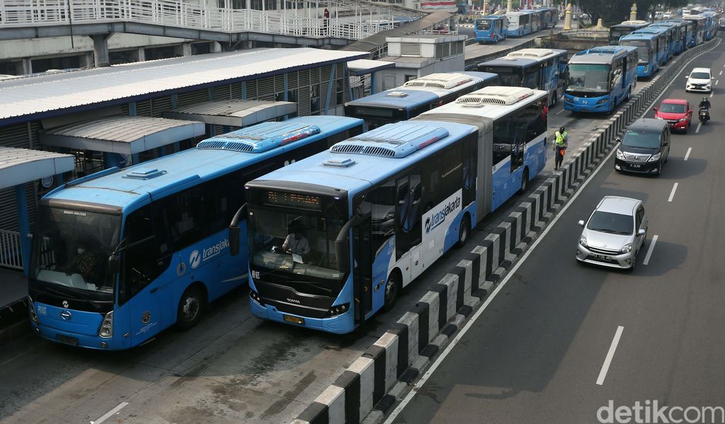 PT Transjakarta menambah sebanyak 155 armadanya. Keputusan ini untuk mendukung kebijakan pemberlakuan kembali sistem ganjil genap di beberapa ruas jalan ibu kota.