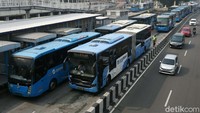 Bus Transjakarta terlihat mengular panjang di Stasiun Harmoni, Jakarta, Kamis (06/08/2020).
