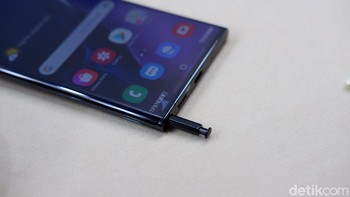 Posisi S-Pen kini berganti ke kiri dari sebelumnya berada di kanan. Foto: Adi Fida Rahman/detikINET