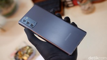 Galaxy Note 20 mengusung body polycarbonat. Foto: Adi Fida Rahman/detikINET
