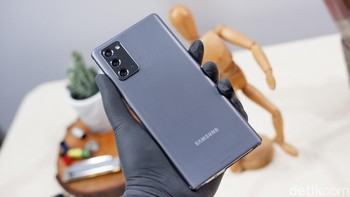 Komposisi kamera belakang Galaxy Note 20: wide 12 MP, ultrawide 12 MP, telephoto 64 MP (3x zoom optic, 30x digital zoom). Foto: Adi Fida Rahman/detikINET