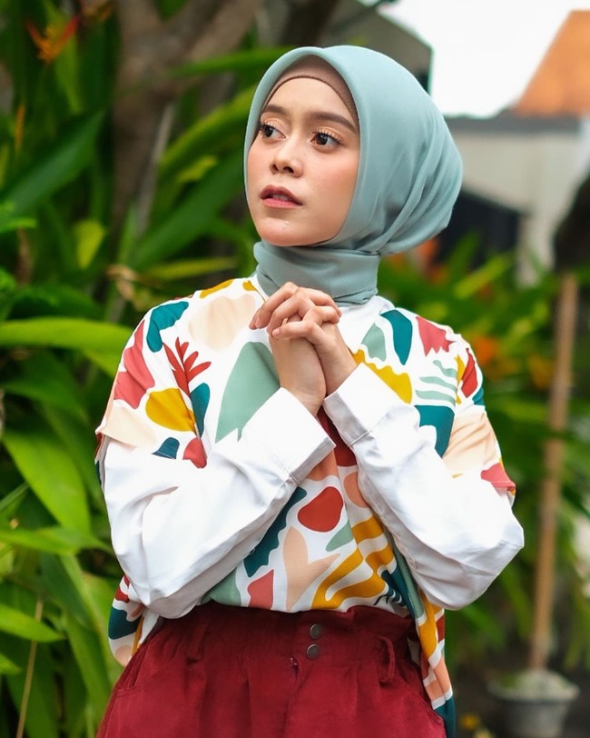 Gaya hijab andalan Lesti Kejora adalah hijab segitempat yang dililit rapi ke belakang. Seperti saat mengenakan blouse colorful ini, Lesti memakai hijab bahan voal yang dililit rapi ke belakang. Foto: Instagram @lestykejora.