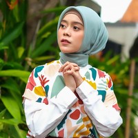 Gaya hijab andalan Lesti Kejora adalah hijab segitempat yang dililit rapi ke belakang. Seperti saat mengenakan blouse colorful ini, Lesti memakai hijab bahan voal yang dililit rapi ke belakang. Foto: Instagram @lestykejora.