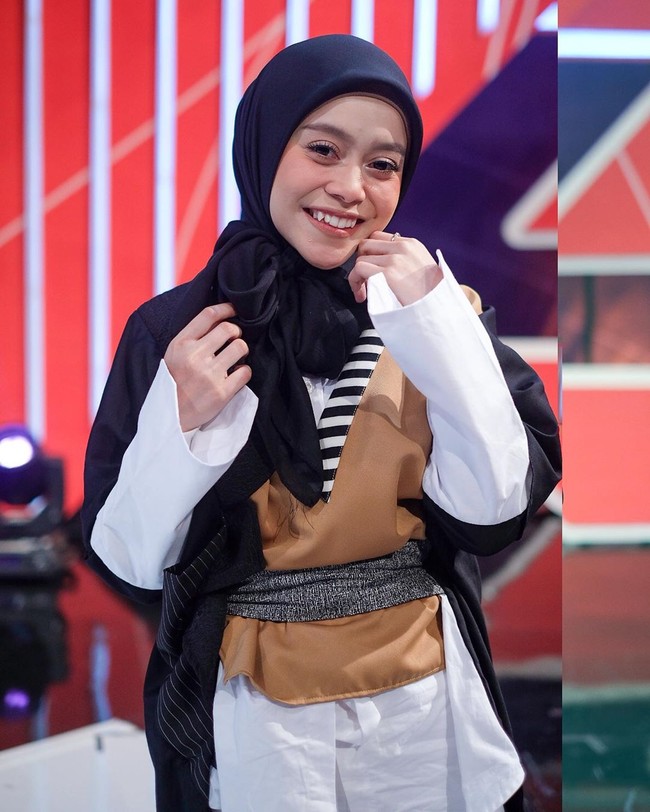 Lesti Kejora lahir di Cianjur, 5 Agustus 1999. Sebagai penyanyi, Lesti dikenal memiliki cengkok vokal yang khas dan suara yang menggelegar dalam setiap penampilannya.Setelah menjuarai ajang dangdut di Indosiar, Lesti mengeluarkan debut single Kejora yang diciptakan oleh Nur Bayan pada 2014. Oleh sebab itu nama Kejora melekat padanya hingga saat ini. Foto: Instagram @lestykejora.