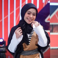 Lesti Kejora lahir di Cianjur, 5 Agustus 1999. Sebagai penyanyi, Lesti dikenal memiliki cengkok vokal yang khas dan suara yang menggelegar dalam setiap penampilannya.Setelah menjuarai ajang dangdut di Indosiar, Lesti mengeluarkan debut single Kejora yang diciptakan oleh Nur Bayan pada 2014. Oleh sebab itu nama Kejora melekat padanya hingga saat ini. Foto: Instagram @lestykejora.