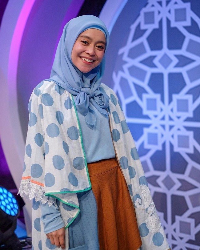 Semenjak berhijab, gaya hijab Lesti Kejora pun kerap menjadi sorotan bagi wanita muslimah lainnya. Seperti dalam foto ini, Lesti mengenakan hijab bahan polycotton dengan satu jarum pentul dan dibentuk pita pada bagian bawah hijabnya. Lesti memadukannya dengan outer motif polkadot yang senada dengan warna hijabnya. Foto: Instagram @lestykejora.
