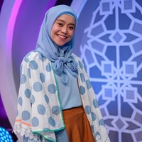 Semenjak berhijab, gaya hijab Lesti Kejora pun kerap menjadi sorotan bagi wanita muslimah lainnya. Seperti dalam foto ini, Lesti mengenakan hijab bahan polycotton dengan satu jarum pentul dan dibentuk pita pada bagian bawah hijabnya. Lesti memadukannya dengan outer motif polkadot yang senada dengan warna hijabnya. Foto: Instagram @lestykejora.