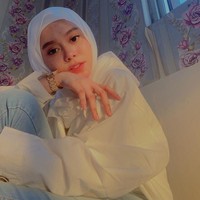  Buat kamu yang tidak percaya diri mengenakan hijab putih, Lesti Kejora membuktikan bahwa hijab putih bisa memberikan efek wajah lebih bersinar jika dipadukan dengan blus warna senada dan jeans kesayangan. Hijab pashmina yang dipakai Lesti dilengkapi inner rajut agar bisa menutipi bagian rambutnya. Foto: Instagram @lestykejora.