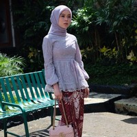 Gaya hijab Lesti Kejora saat datang ke pesta pernikahan ini bisa jadi inspirasi hijabers untuk kondangan. Kamu bisa memilih hijab dengan warna senada dengan kebaya. Lesti memakai hijab bahan polycotton agar memberikan kesan anggun dan simpel. Foto: Instagram @lestykejora.