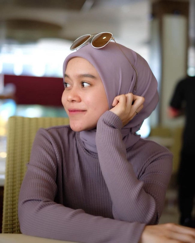 Gaya Lesti mengenakan hijab violet bisa memberikan kesan wajah terlihat lebih cerah dan glowing. Ia memadukannya  dengan knit wear warna senada. Bagaimana? Terlihat manis ya! Foto: Instagram @lestykejora.