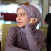 Gaya Lesti mengenakan hijab violet bisa memberikan kesan wajah terlihat lebih cerah dan glowing. Ia memadukannya  dengan knit wear warna senada. Bagaimana? Terlihat manis ya! Foto: Instagram @lestykejora.