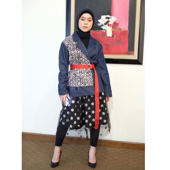 Pada 2017, Lesti Kejora kembali menorehkan prestasi di industri musik dangdut Indonesia. Anugerah Musik Indonesia menganugerahi Lesti sebagai Artis Solo Pria/Wanita Dangdut Terbaik. Di balik karier gemilangnya, anak dari pasangan Endang Mulyana dan ibu Sukartini itu hidup sederhana di desa dan  dipandang sebelah mata oleh tetangganya. Lesti Kejora mulai bernyanyi dangdut dari panggung ke panggung sejak kelas 2 SD (usia 8 tahun). Foto: Instagram @lestykejora.