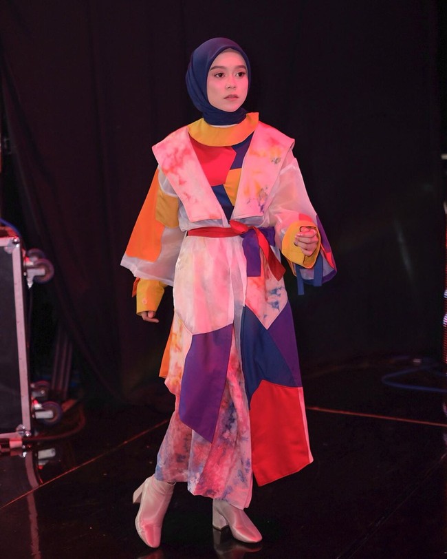 Lesti Kejora memutuskan untuk berhijab pada Februari 2019. Ia mengaku awalnya takut kehilangan job. Pas kemarin ada off air di Banten, malam-malam itu kayak suka lihat kajian yang di Youtube dan Instagram. Pas nggak sengaja lihat cuplikan gimana dosa anak perempuan itu ke bapak. Dari situ udah langsung istigfar aja. Cuman dedek masih belum yakin. Tahu nggak, satu yang dedek takutin itu duniawi banget. Takut dedek nggak dipake lagi. Keesokan harinya, yang nonton itu banyak banget itu saat aku off air nyanyi pakai hijab. Dan semua pada nyanyi shalawat bareng-bareng. Ternyata nggak ada hubungannya antara dedek pakai hijab atau enggak, ungkap Lesti yang memanggil dirinya sendiri dengan nama dedek saat tampil di Youtube Irfan Hakim. Foto: Instagram @lestykejora.