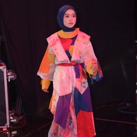 Lesti Kejora memutuskan untuk berhijab pada Februari 2019. Ia mengaku awalnya takut kehilangan job. Pas kemarin ada off air di Banten, malam-malam itu kayak suka lihat kajian yang di Youtube dan Instagram. Pas nggak sengaja lihat cuplikan gimana dosa anak perempuan itu ke bapak. Dari situ udah langsung istigfar aja. Cuman dedek masih belum yakin. Tahu nggak, satu yang dedek takutin itu duniawi banget. Takut dedek nggak dipake lagi. Keesokan harinya, yang nonton itu banyak banget itu saat aku off air nyanyi pakai hijab. Dan semua pada nyanyi shalawat bareng-bareng. Ternyata nggak ada hubungannya antara dedek pakai hijab atau enggak, ungkap Lesti yang memanggil dirinya sendiri dengan nama dedek saat tampil di Youtube Irfan Hakim. Foto: Instagram @lestykejora.