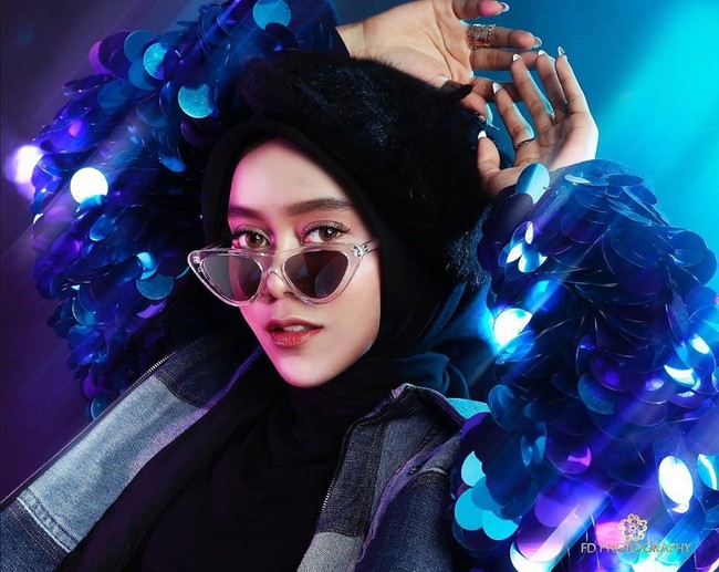 Wanita bernama lengkap Lestiani Andryani ini lebih dikenal dengan nama Lesti Kejora atau Lesti Dangdut Academy. Pada usia 14 tahun, saat duduk di bangku kelas 2 SMP di Cianjur, Lesti mengikuti audisi DAcademy musim pertama di Bandung. Dia akhirnya mendapatkan Golden Ticket untuk langsung mengikuti konser nominasi di studio Indosiar. Foto: Instagram @lestykejora.