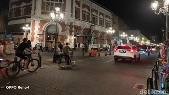 Menikmati suasana malam di Kota Lama Semarang dengan Oppo Reno4. Oppo Reno4 akan dijual perdana pada 15 Agustus 2020. Harga Oppo Reno4 adalah Rp 4,999 juta. (Angling Adhitya Purbaya/detikcom)