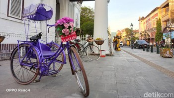 Oppo Reno4 mengusung berbagai fitur fotografi canggih. Smartphone ini handal untuk merekam momen jalan-jalan menikmati suasana di Kota Lama Semarang (Angling Adhitya Purbaya/detikcom)