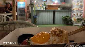 Hasil jepretan di dalam ruangan. Oppo Reno4 nyaman digenggam dan layarnya enak dilihat. Bodinya setebal 7,7 mm, bobotnya 165 gram. Layarnya AMOLED 6,4 inch, 2.400 x 1.080 pixel, dan dilapisi Gorilla Glass 3. (Angling Adhitya Purbaya/detikcom)