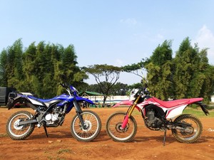Adu Performa Honda CRF150L vs Yamaha WR155R, Mana Lebih Unggul?
