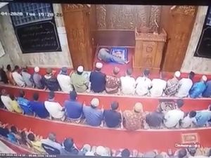Video: Pingsan Saat Pimpin Salat, Imam Masjid Raya Wafat di RS