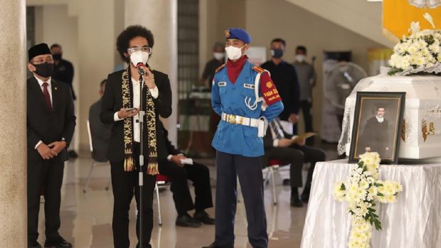Jenazah Prof Cornelis Lay disemayamkan di Balairung UGM