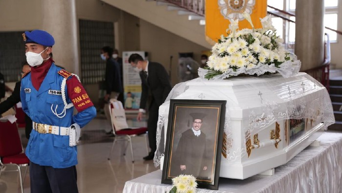 Jenazah Prof Cornelis Lay disemayamkan di Balairung UGM