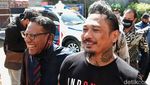 Senyum Jerinx yang Tak Bermasker Saat Akan Diperiksa Polda Bali