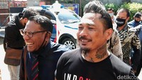 Jerinx memenuhi panggilan dengan didampingi pengacaranya, I Wayan Gendo Suardana.